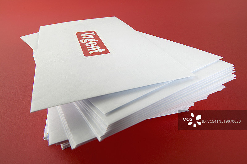 标记为“紧急”的信封堆图片素材