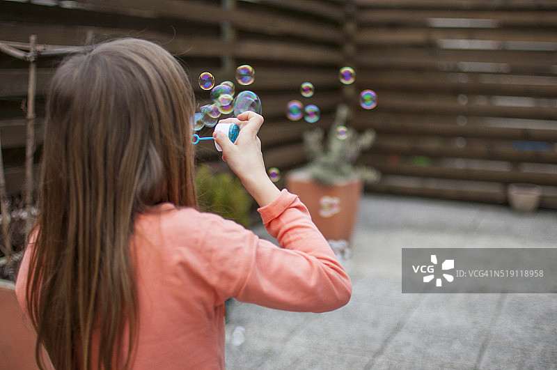 吹彩色泡泡图片素材