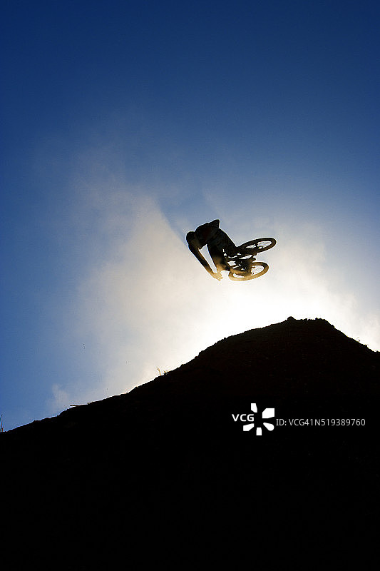 山地自行车泥地跳跃图片素材