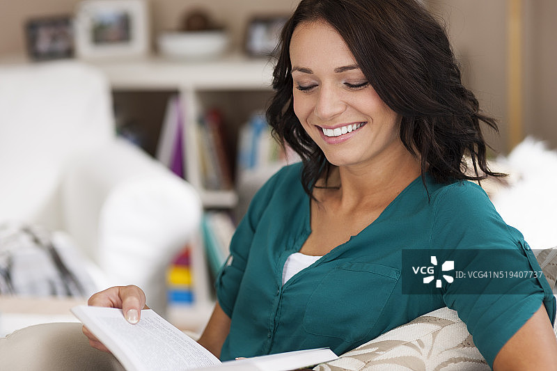 好书带我进入另一个世界图片素材