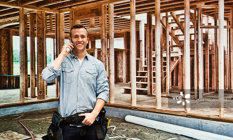 木匠在用手机通话图片素材