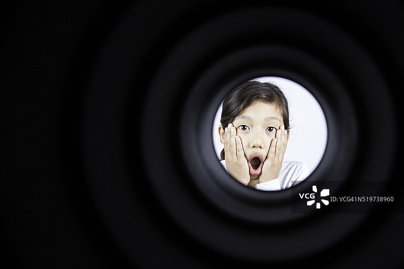 惊喜的女孩图片素材