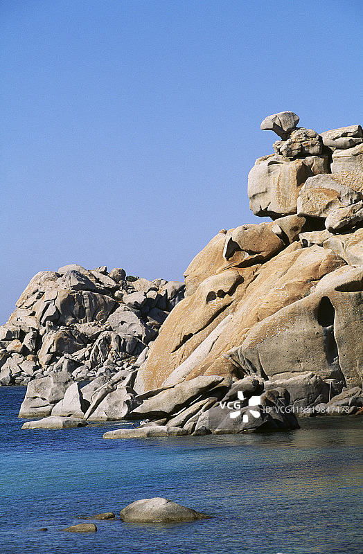 科西嘉拉韦齐岛上的花岗岩岩层图片素材