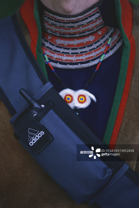 穿着传统服装和使用手机的人图片素材