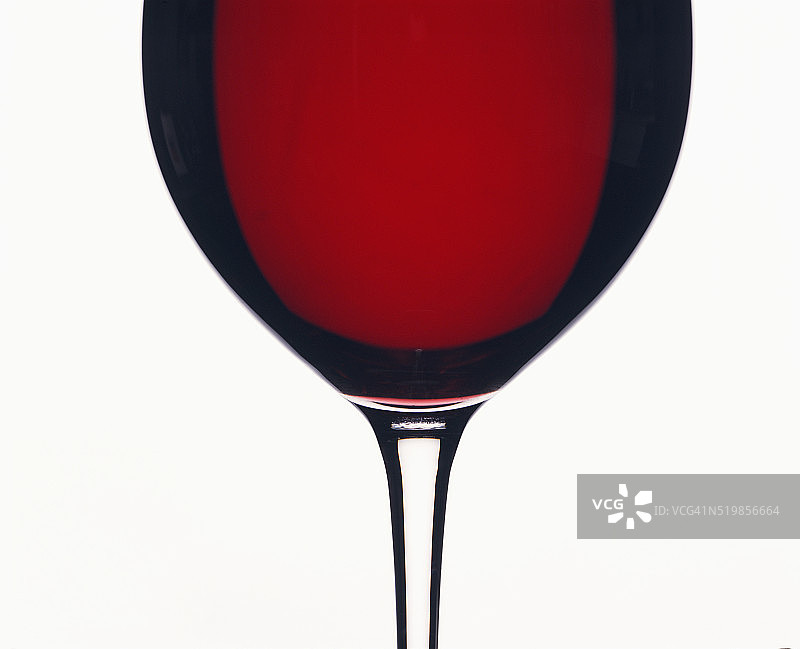 玻璃杯中的红酒图片素材