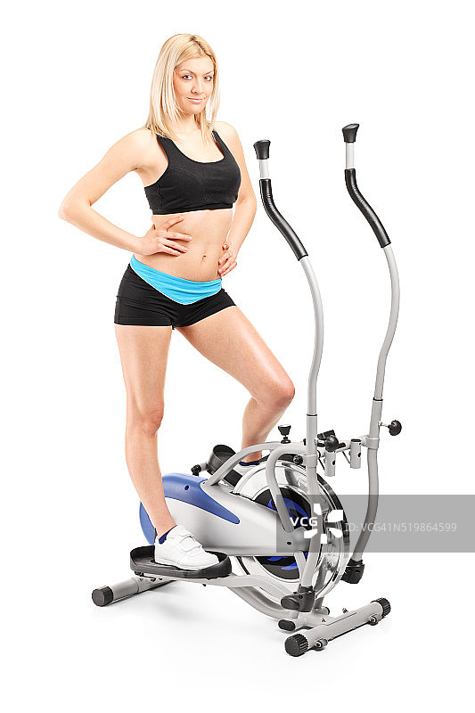 在交叉训练机上运动的活力女性图片素材