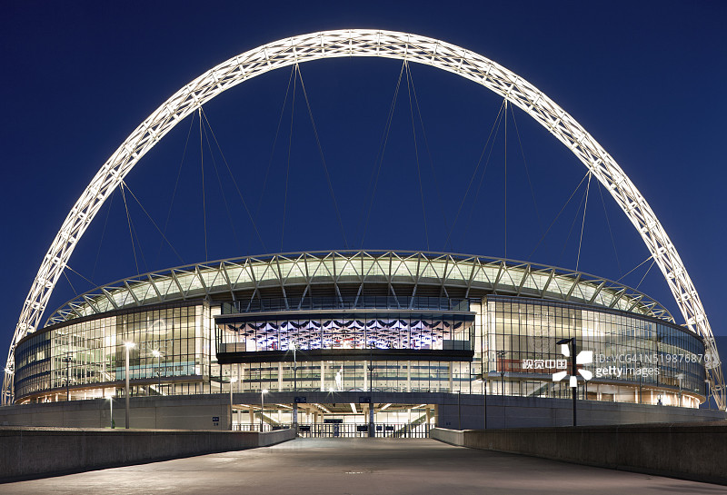 夜晚的温布利球场和博比·摩尔雕像图片素材