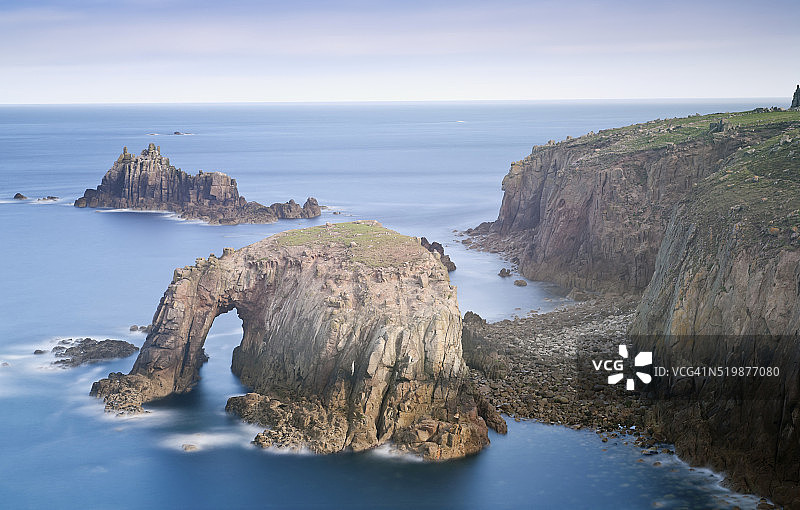 康沃尔郡兰兹角埃尼斯多德南拱门和武装骑士岩图片素材