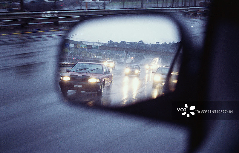 汽车后视镜中反射的雨天高速公路图片素材