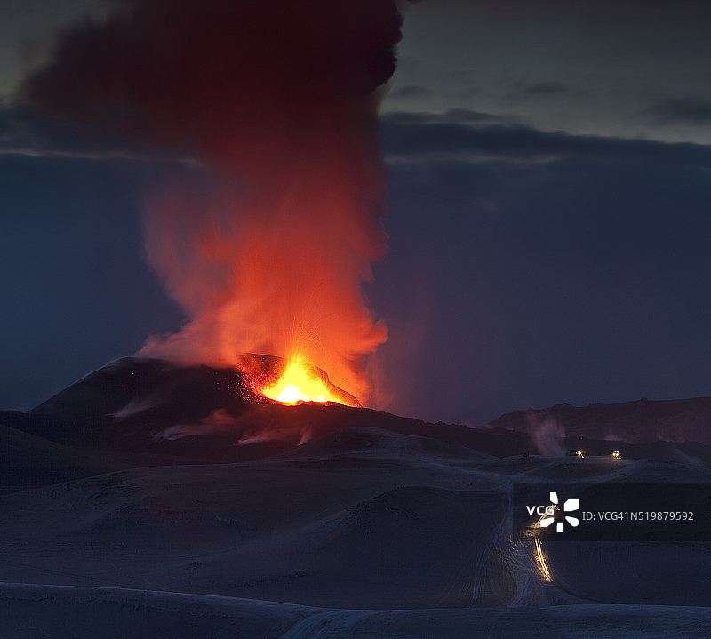 埃亚菲亚德拉冰盖冰川喷发出的蒸汽和熔岩图片素材
