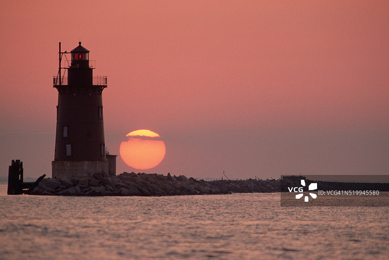 日落时分的防波堤灯塔图片素材