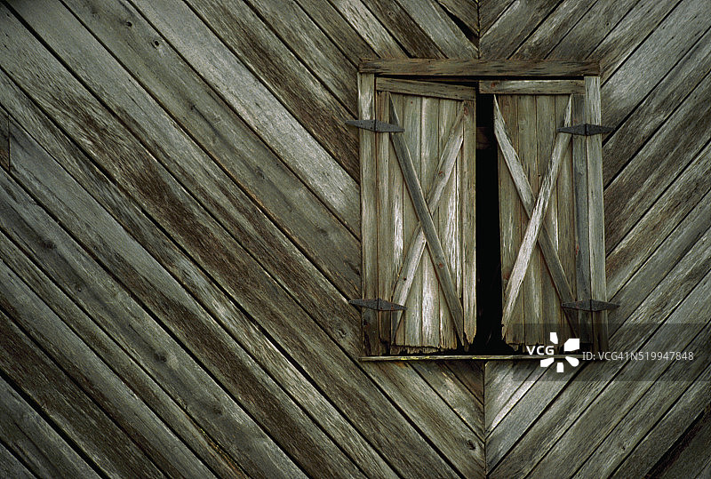 木制谷仓的斑驳纹理图片素材