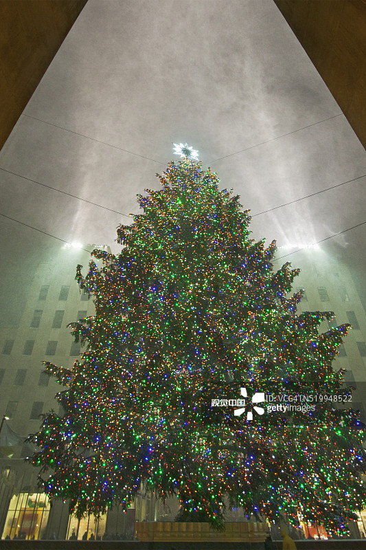 圣诞节期间洛克菲勒中心的暴风雪图片素材