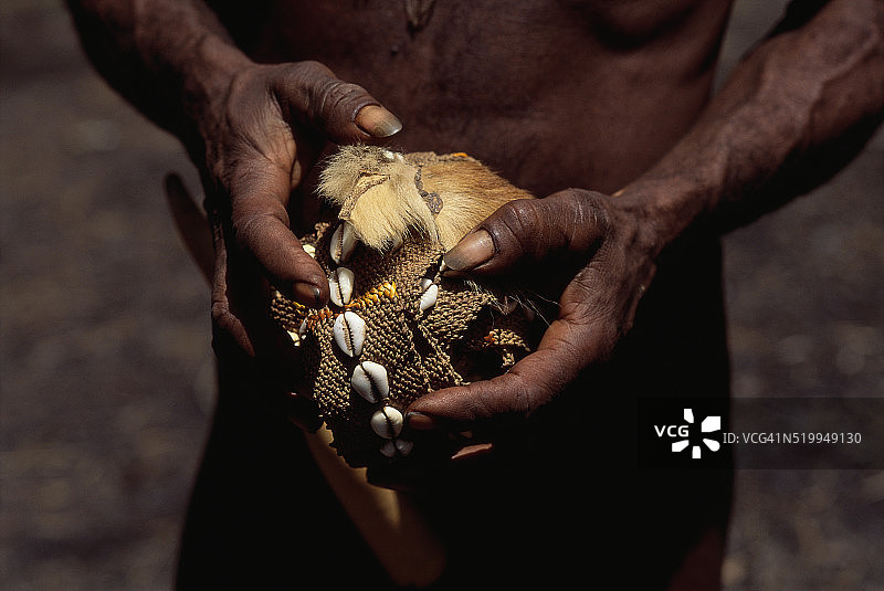 手持贝壳的达尼部落人图片素材
