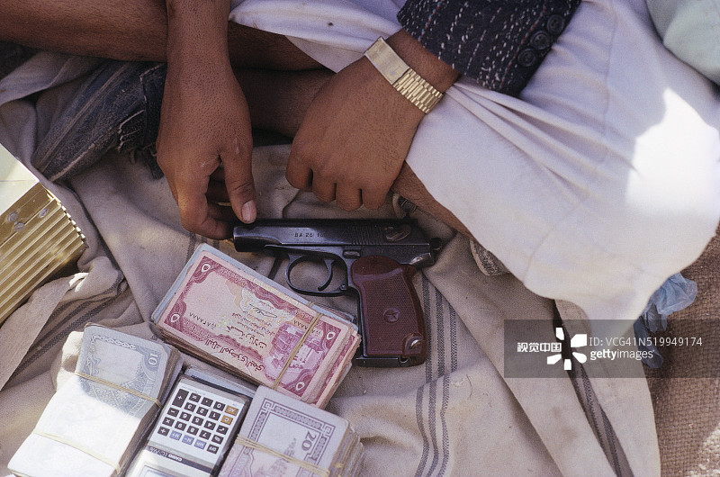 持手枪的换钱商图片素材