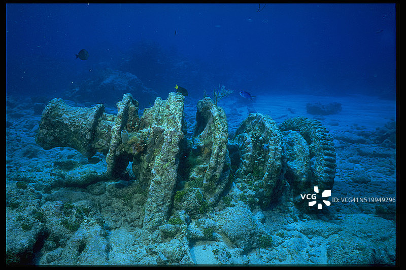 糖蜜礁上的老旧船只局部图片素材