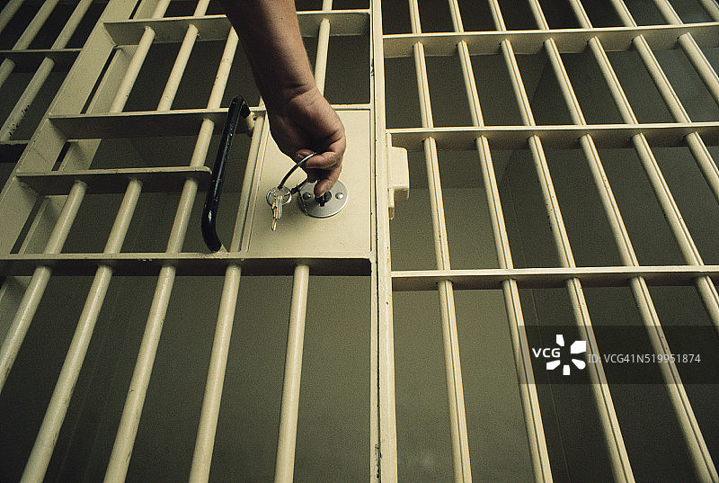 监狱牢房门上的钥匙图片素材