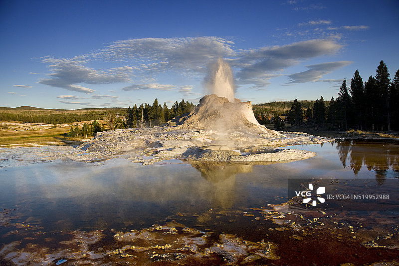 黄石国家公园城堡间歇泉晚霞图片素材