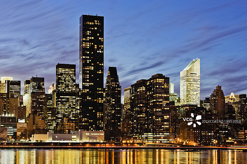 黄昏时分的曼哈顿中城天际线图片素材