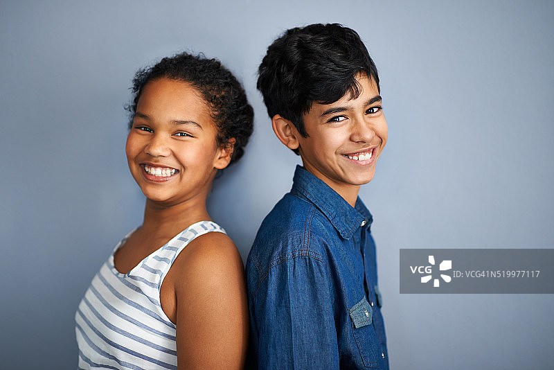 背靠背的闺蜜图片素材