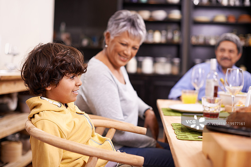 在爷爷奶奶家吃晚餐图片素材