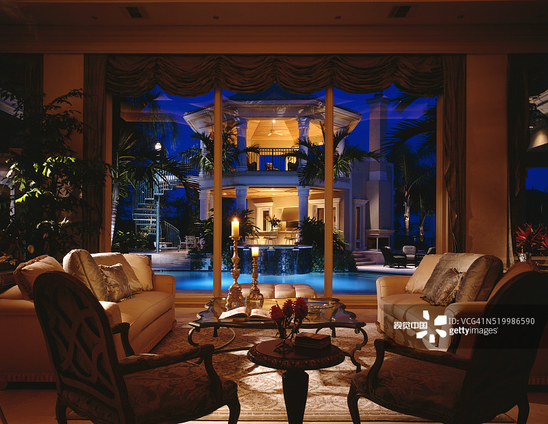 可观赏双层泳池别墅的客厅图片素材