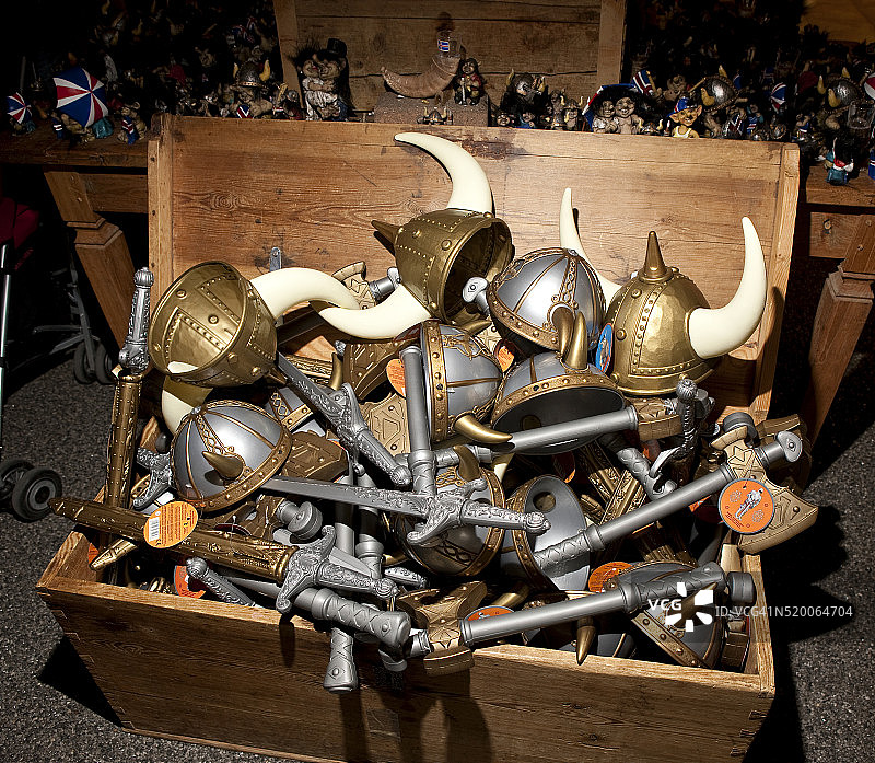 冰岛维京剑和头盔装扮图片素材