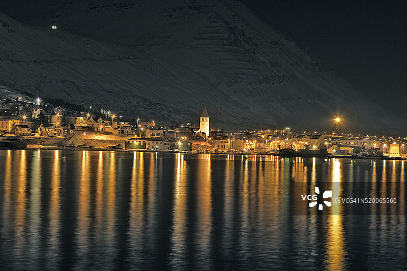 冬季锡格吕菲厄泽峡湾的灯光倒影图片素材