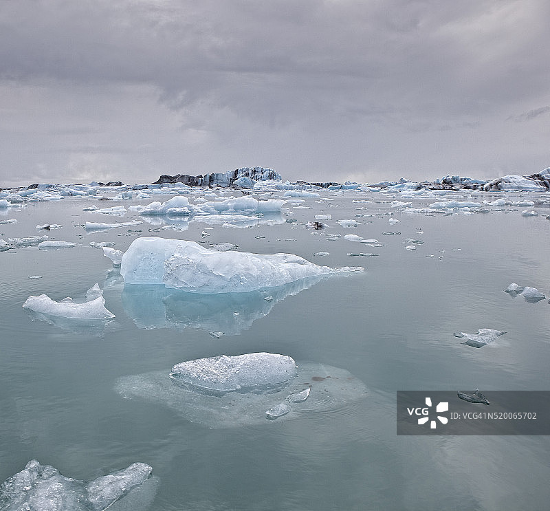 Breidamerkurjokull冰川Jokulsarlon泻湖中漂浮的冰山图片素材