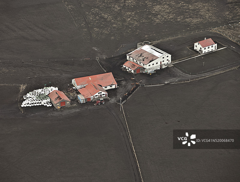 冰岛埃亚菲亚德拉冰盖火山喷发后夏日房屋上的火山灰图片素材