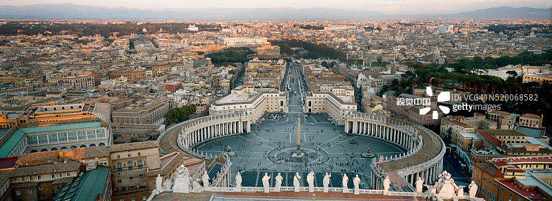 从圣彼得大教堂顶部俯瞰圣彼得广场全景，梵蒂冈，罗马，意大利图片素材