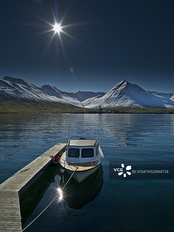 冰岛锡格吕菲厄泽海港的船图片素材