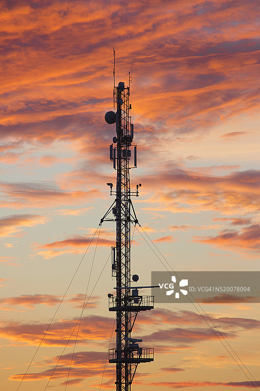 日落下的通信桅杆图片素材