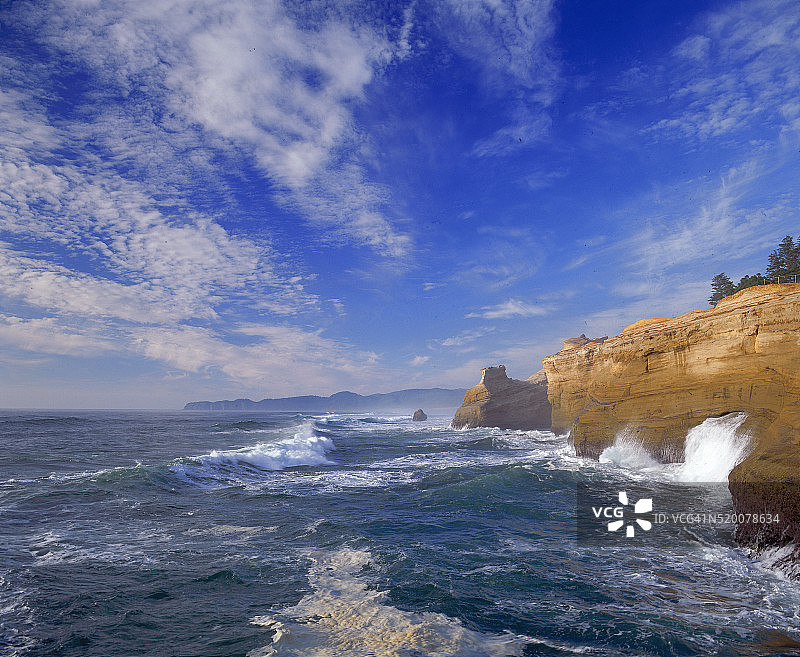 俄勒冈州基万达海角的夏日风暴海浪图片素材