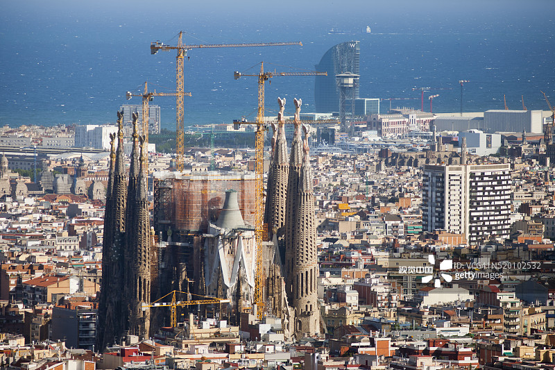 从图伦公园看到的景色。圣家堂。巴塞罗那。西班牙。欧洲图片素材