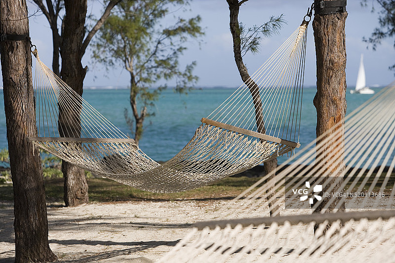 吊床和双体船在图斯洛克度假村芒热尼岛图片素材