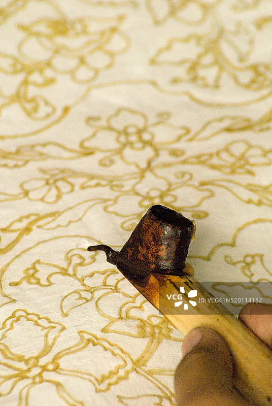 用蜡染工具在布上涂蜡图片素材