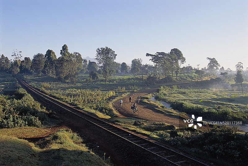 人们在土路上旅行图片素材