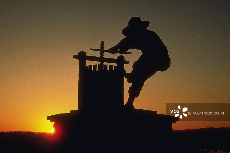 工人压榨葡萄酒雕像图片素材