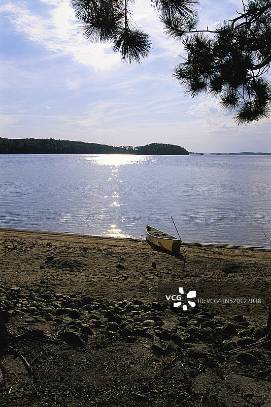 Pickerel湖岸边的独木舟图片素材