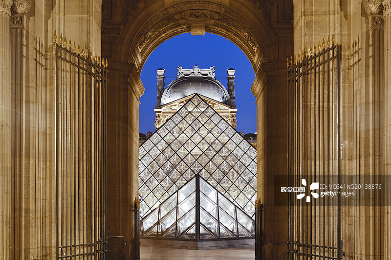 暮色下的卢浮宫博物馆图片素材