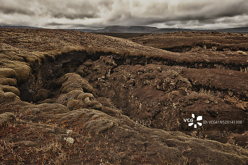 冰岛格里姆火山喷发后落在苔藓和熔岩上的火山灰图片素材