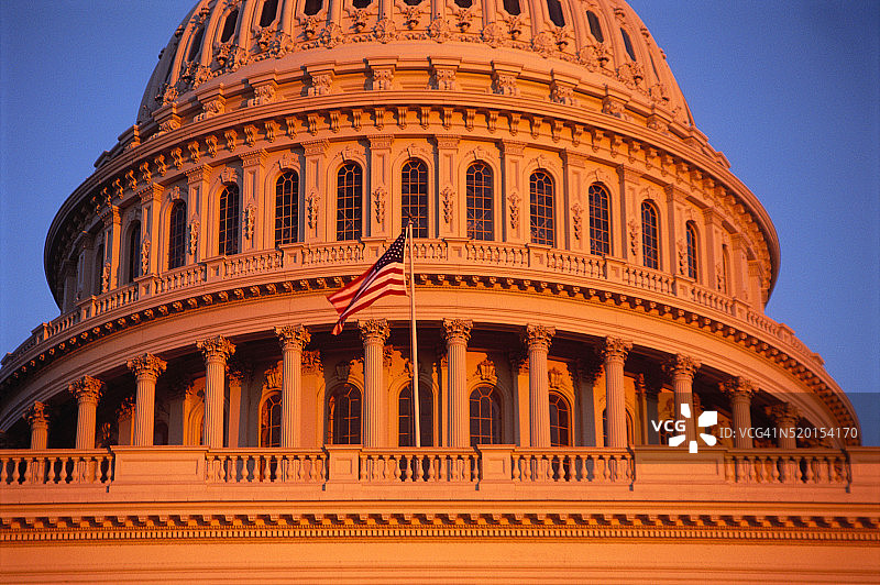 暮色下的美国国会大厦图片素材