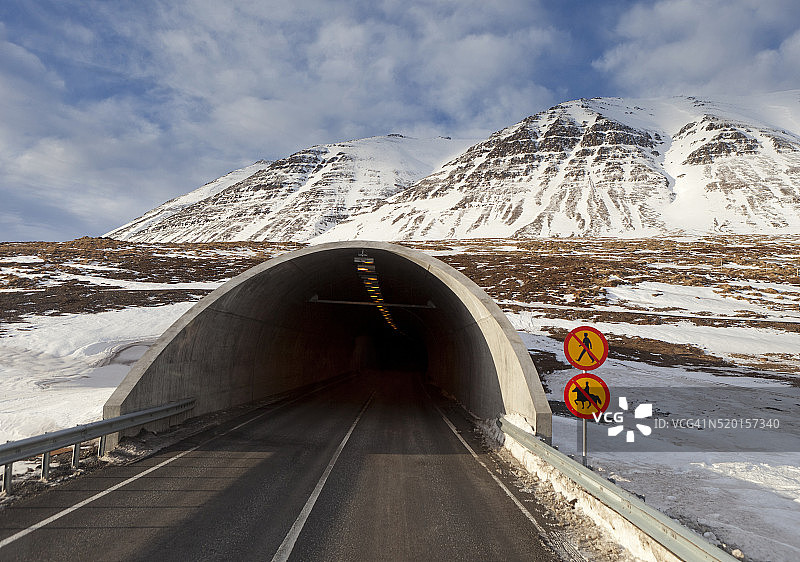 冰岛北部海丁斯峡湾隧道图片素材