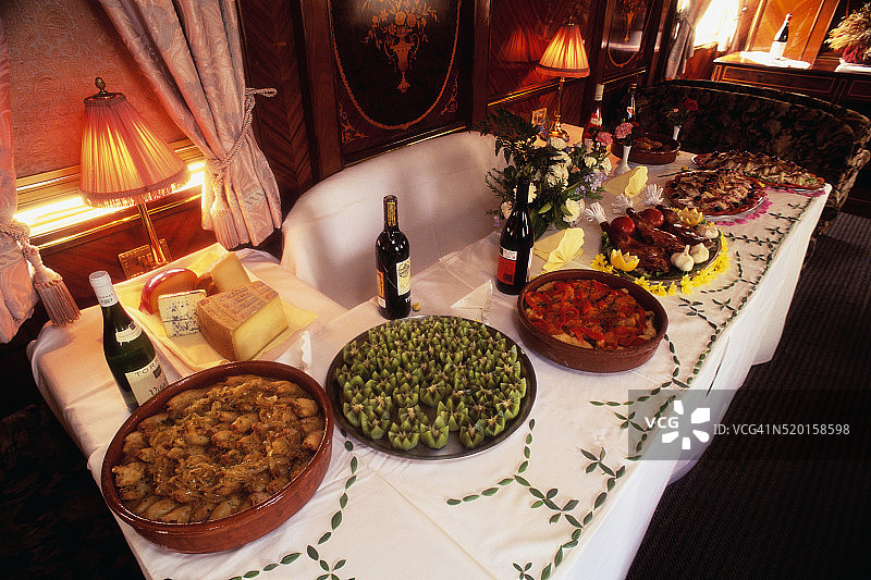 豪华列车上的晚餐图片素材