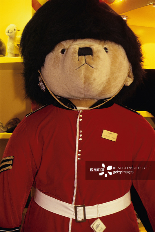 哈罗德百货身穿警服的毛绒熊图片素材