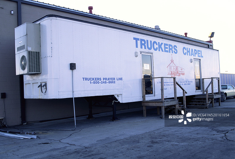 卡车停靠站的卡车司机教堂图片素材