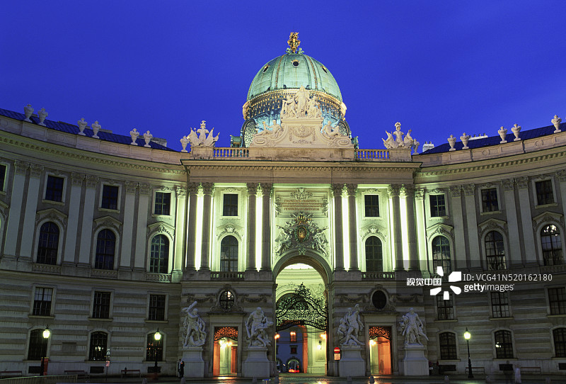 圣米迦勒广场和霍夫堡宫夜景图片素材