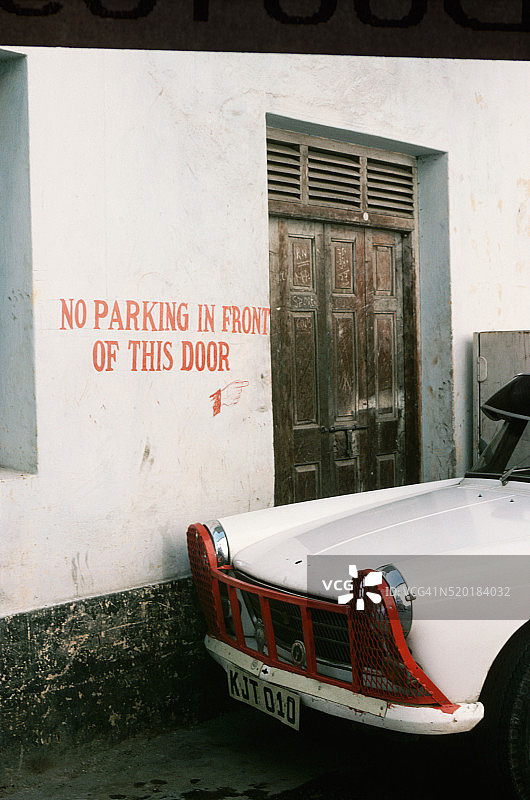 停在禁止停车标志前的汽车图片素材