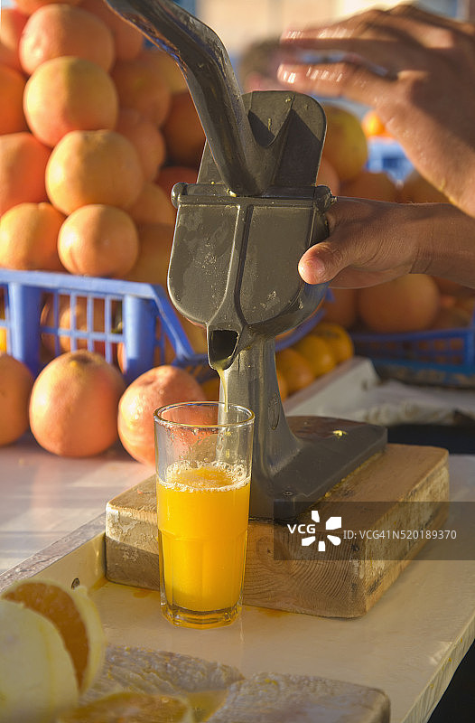 男人榨新鲜橙汁图片素材
